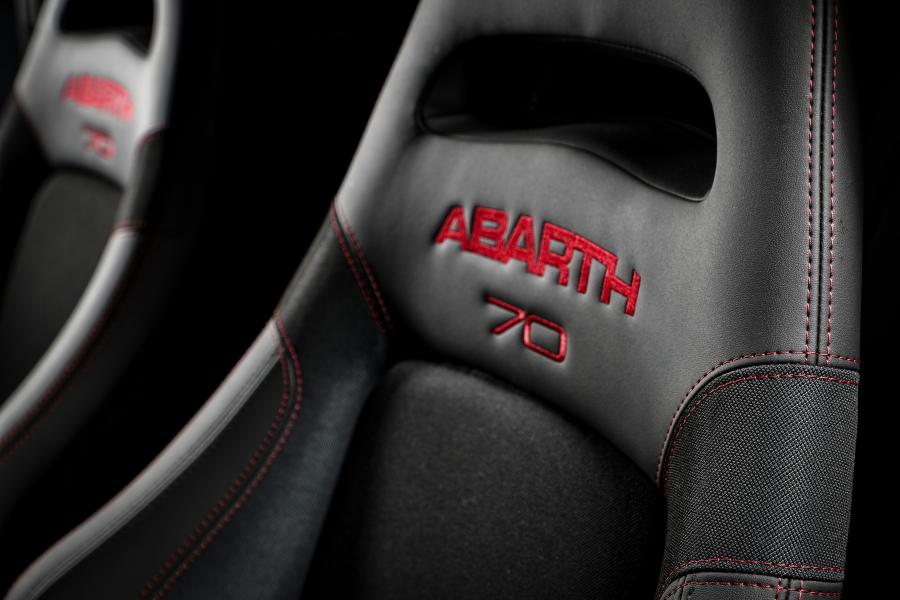 Детали интерьера Abarth 595 esseesse (312) 2019 года  (WW) (фото 32 из 44)